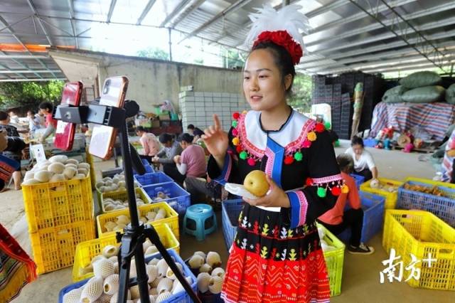 身著當?shù)靥厣褡宸椀木W(wǎng)紅正在進行帶貨直播。梁素雅 攝