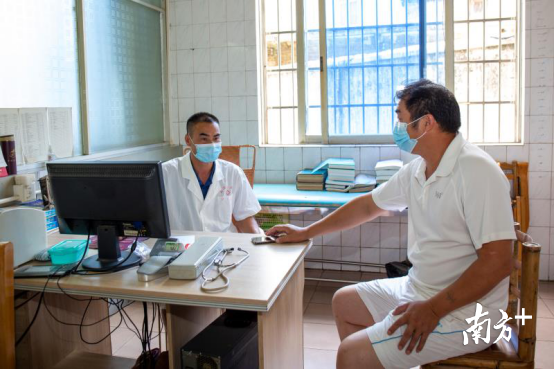 山塘醫(yī)院醫(yī)生張建忠為老李進(jìn)行復(fù)診。