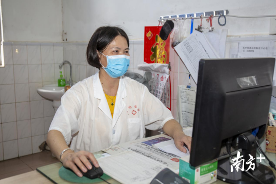 長(zhǎng)期從事基層醫(yī)療工作的成志芳。