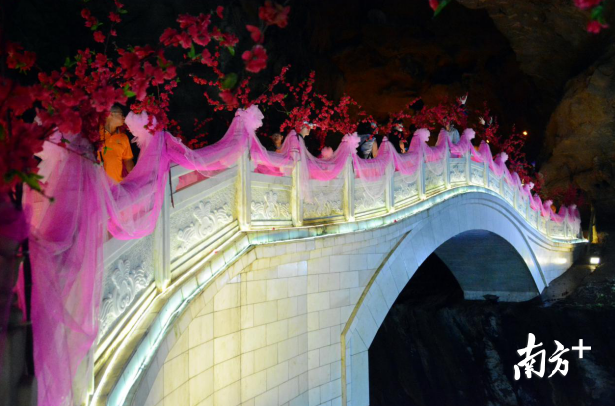 連州地下河鵲橋成為了“七夕網(wǎng)紅橋”。