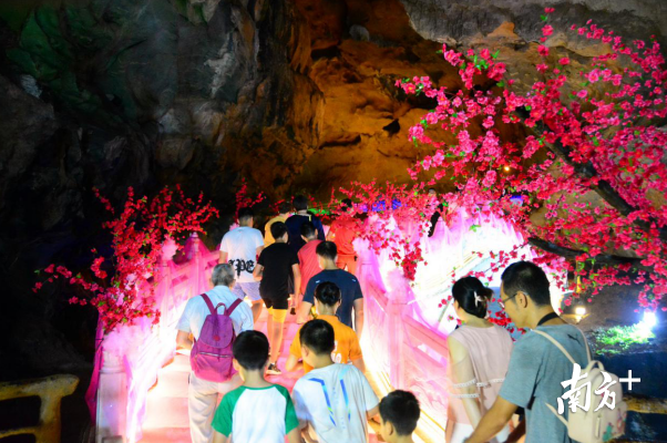 鵲橋布置好3天時間，已有1萬多名游客來游玩體驗。