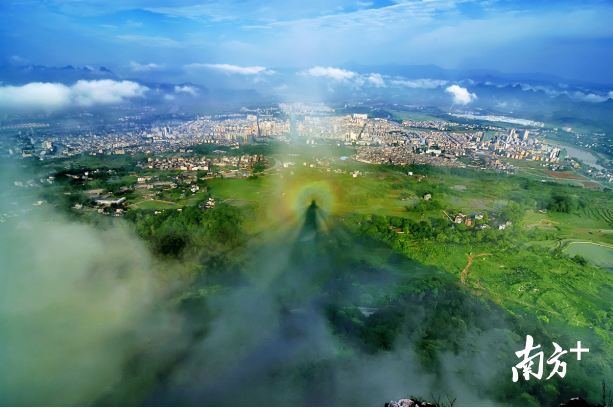 巾峰佛光。劉志成 攝