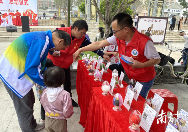 志愿者向群眾講解辨別毒品知識。