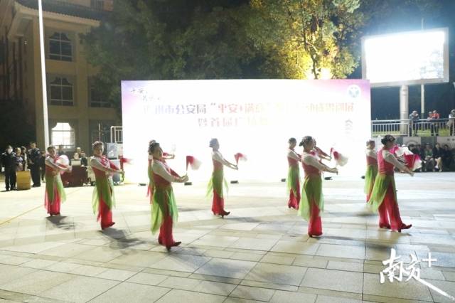 巡展特別增加了廣場舞表演賽內(nèi)容，吸引了近50支隊伍參加。段燦 攝