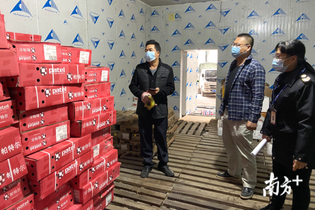 連州市市場(chǎng)監(jiān)督管理局局長(zhǎng)吳飄揚(yáng)對(duì)市區(qū)內(nèi)儲(chǔ)存進(jìn)口冷凍肉產(chǎn)品的冰庫(kù)進(jìn)行監(jiān)督檢查。