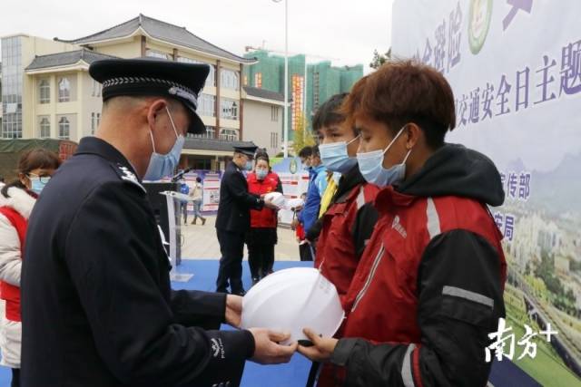 活動(dòng)現(xiàn)場(chǎng)還為快遞行業(yè)代表贈(zèng)送了有著安全保障的頭盔。段燦 攝