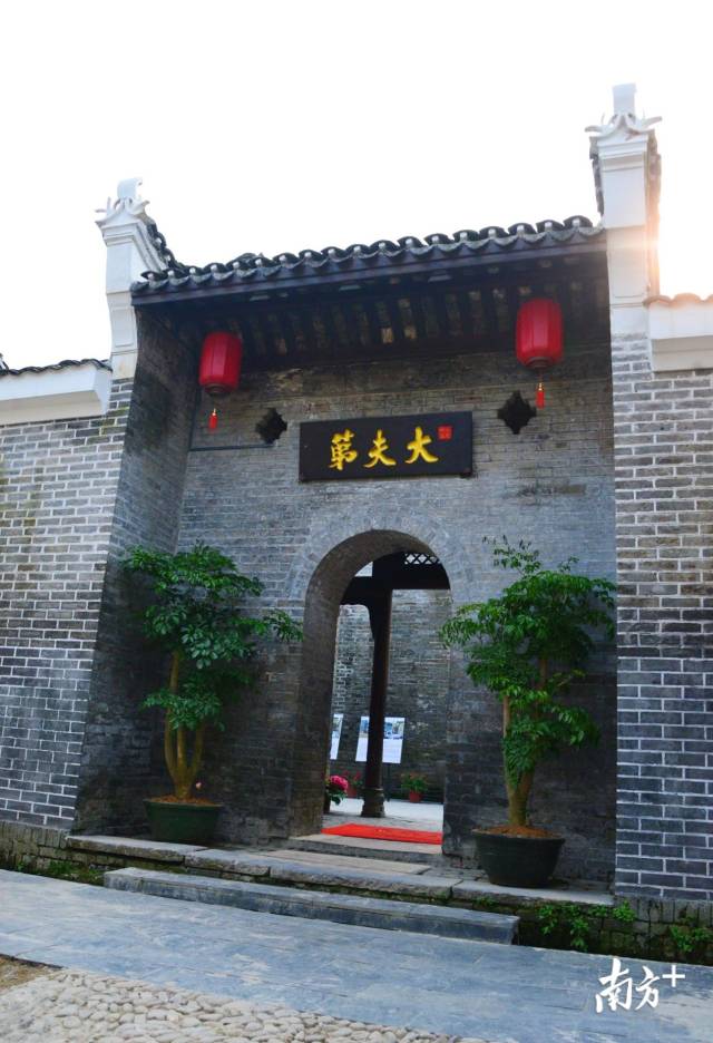 青磚藍(lán)瓦、重檐飛翹的“大夫第”民宿。黃津 攝