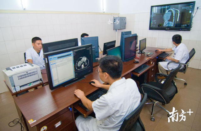 6個中心能讓鎮(zhèn)鄉(xiāng)的群眾實現(xiàn)在鎮(zhèn)衛(wèi)生院看病，一樣能享受到市區(qū)醫(yī)院的優(yōu)質(zhì)服務(wù)，實現(xiàn)讓數(shù)據(jù)多跑腿、群眾少跑腿。