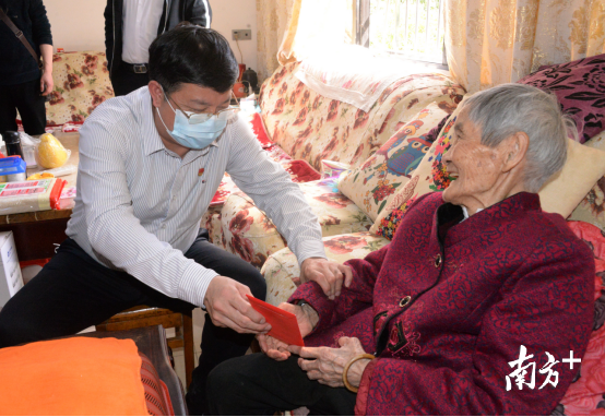 在黃廣珍家，唐慶衛(wèi)對老人噓寒問暖，送上慰問金，向老人拜個早年。黃津 攝