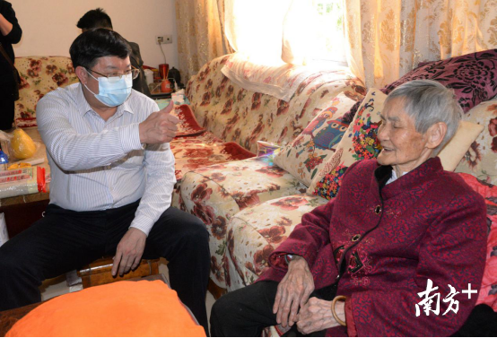 在百歲老人黃廣珍家，連州市長唐慶衛(wèi)豎起大拇指點贊老人。黃津 攝
