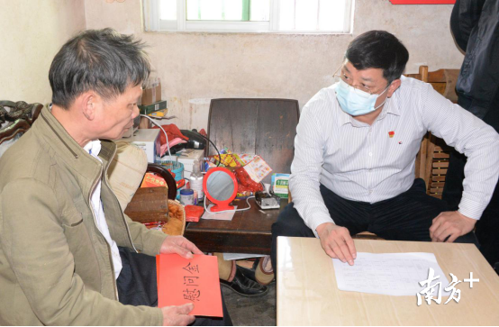 唐慶衛(wèi)希望黃貴標(biāo)，要叮囑小兒子讀好書來，爭取考上好的大學(xué)。黃津 攝