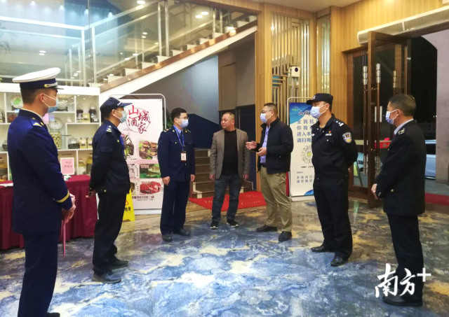 連州組建聯(lián)合檢查組對餐飲服務(wù)單位開展疫情防控和食品安全、消防安全檢查。