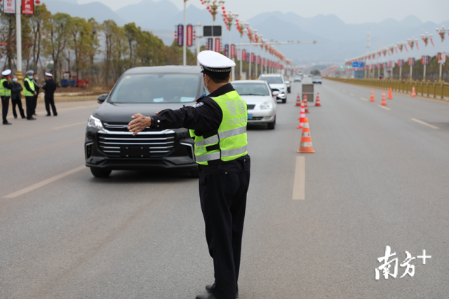 每天高峰期有近300名警力在主要交通路口站崗。