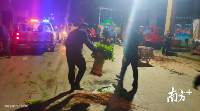 清理亂擺亂賣，營(yíng)造良好環(huán)境。