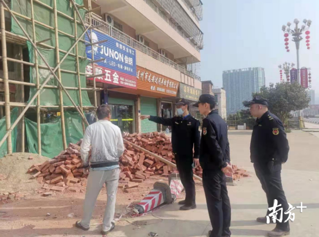 落實(shí)“門前三包”制度。