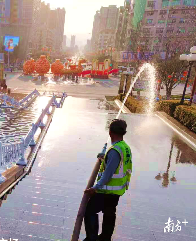 清洗廣場(chǎng)。