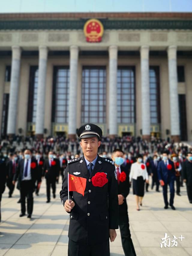 連州市瑤安鄉(xiāng)大營村駐村第一書記兼扶貧工作隊隊長、清遠市公安局交警支隊高速七大隊教導員黃智勇獲授“全國脫貧攻堅先進個人”稱號。圖片由受訪者提供