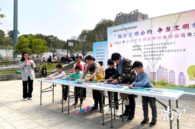 孩子們參與文明拼圖趣味游戲。段燦 攝