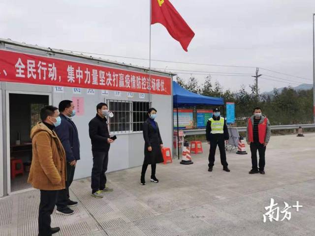 譚麗在西岸指導(dǎo)疫情防控宣傳工作。