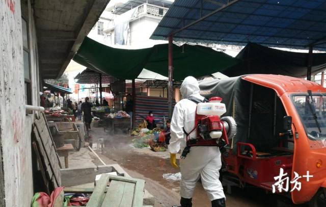 對大路邊鎮(zhèn)農(nóng)貿(mào)市場進行消毒。