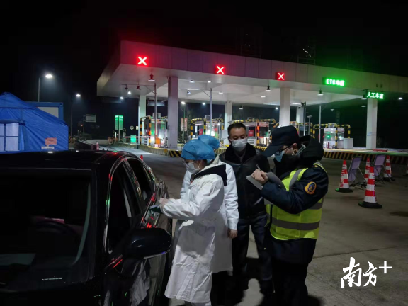 醫(yī)務(wù)、交警等人員在防控點(diǎn)24小時(shí)值守。