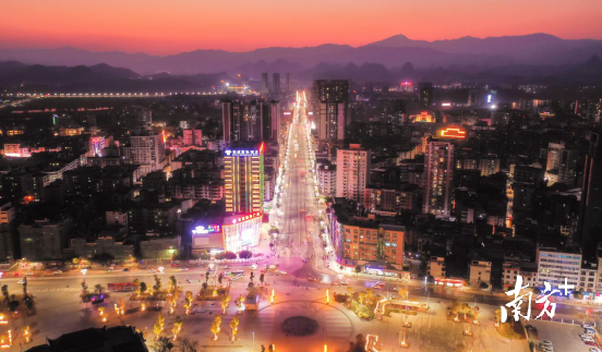 華燈初上。曾亮超 攝