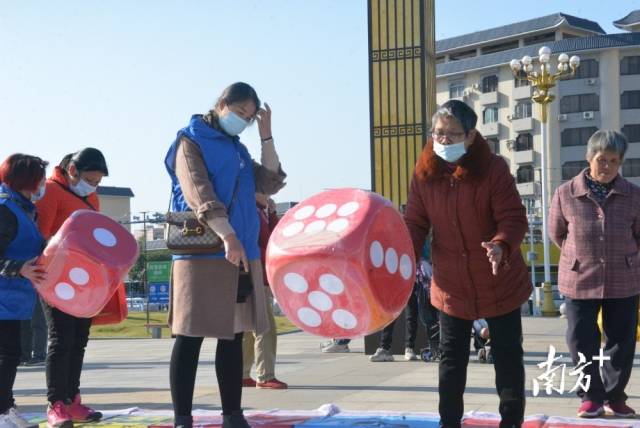 交通安全飛行棋游戲區(qū)。張曉欣 攝