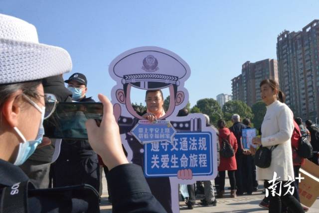 市民留影。張曉欣 攝