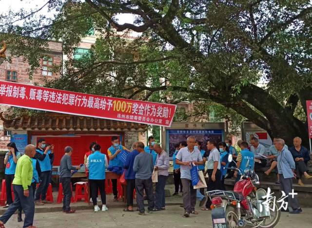 豐陽鎮(zhèn)人大代表在夏湟村的榕樹下舉行“微講堂”，用當?shù)胤窖韵蛉罕娭v述毒品危害。通訊員供圖
