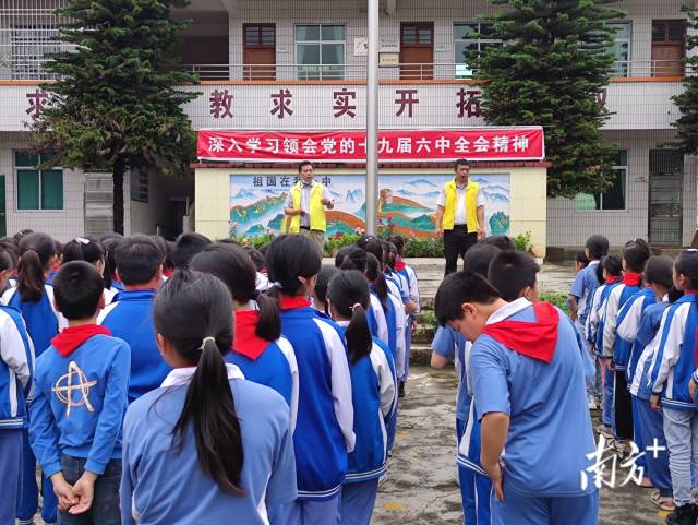 九陂鎮(zhèn)各中小學(xué)校開展未成年人防溺水安全教育宣傳。