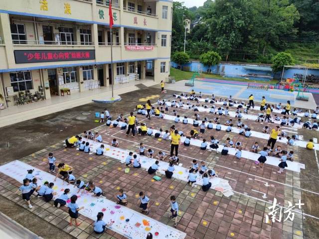 九陂鎮(zhèn)中心幼兒園開展“少年兒童心向黨”主題繪畫大賽。