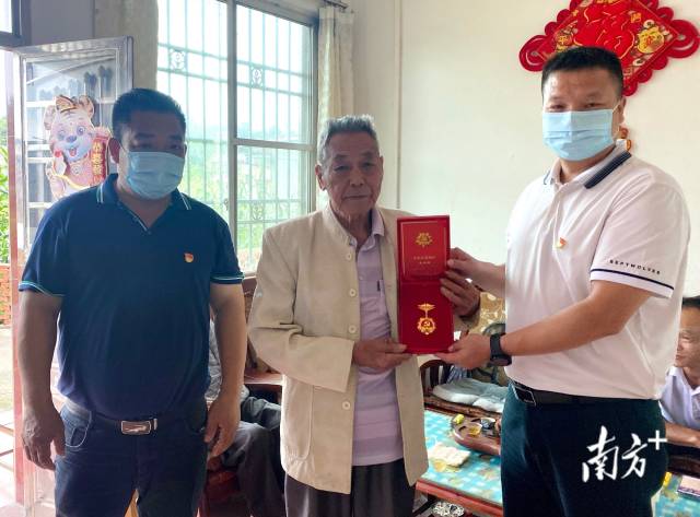 走訪慰問(wèn)老黨員，并送上“光榮在黨50年”紀(jì)念章。