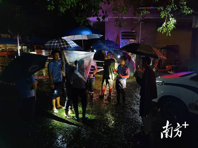 22日凌晨5時(shí)，轉(zhuǎn)移受困群眾。