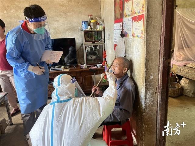組織力量入戶檢測，全力推進“應(yīng)檢盡檢”。
