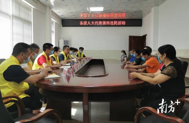 九陂鎮(zhèn)組織各級人大代表開展統(tǒng)一接待選民日活動。