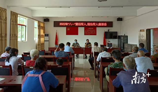 召開村級退役軍人、現(xiàn)役軍人座談會。