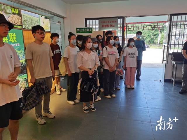 大學生們實地參觀了解家鄉(xiāng)經(jīng)濟發(fā)展。