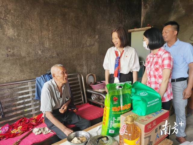 走訪慰問(wèn)。
