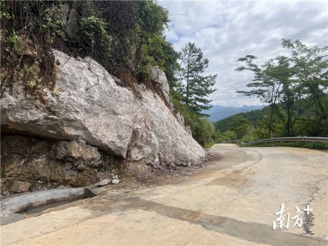 山石被清理后，道路此處的視野變得很是開闊。