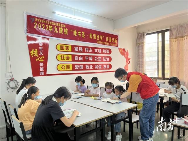 共讀一本好書。