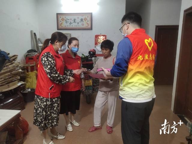 進村入戶開展森林防滅火宣傳。