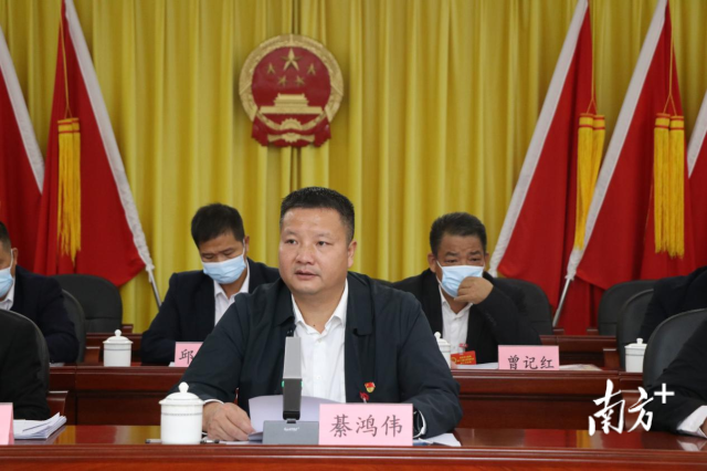 連州市委常委、副市長(zhǎng)、九陂鎮(zhèn)黨委書(shū)記綦鴻偉作講話。
