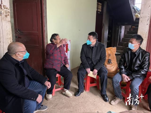 慰問老黨員。