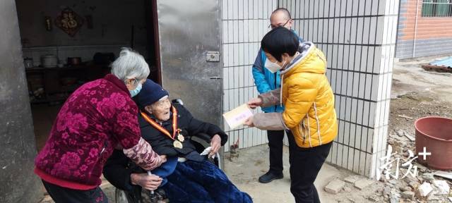 走訪慰問老黨員。