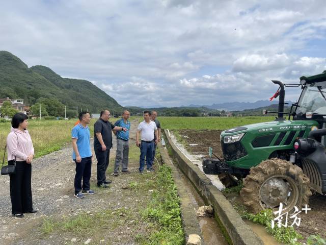 到田間查看耕地機(jī)工作情況。
