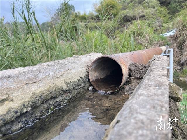連接兩岸的跨河水渠。