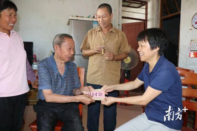 走訪慰問老黨員張臺。