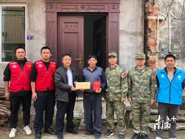 連州九陂鎮(zhèn)把現(xiàn)役軍人父母贍養(yǎng)政策送到新兵家中。