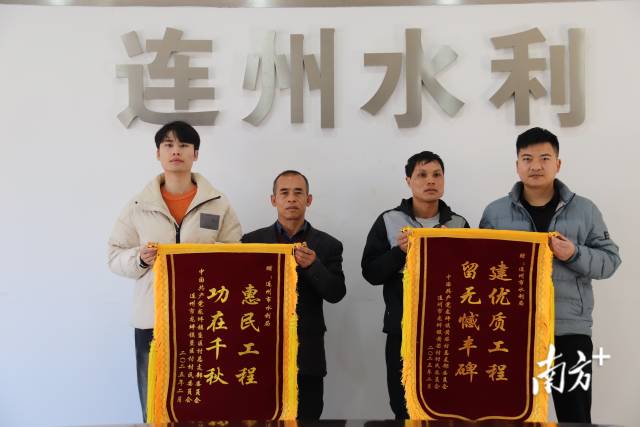 市水利局收到龍坪鎮(zhèn)黃芒村、墾區(qū)村村支書一行代表村組贈送的兩面錦旗。