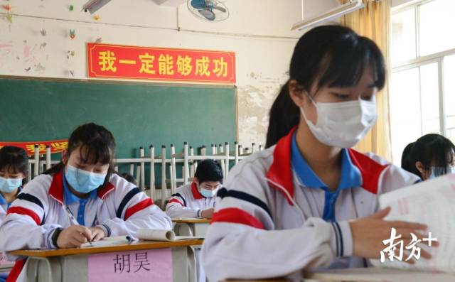 4月27日，連州第一批返校的初三、高三學(xué)生已經(jīng)返校。記者黃津 攝